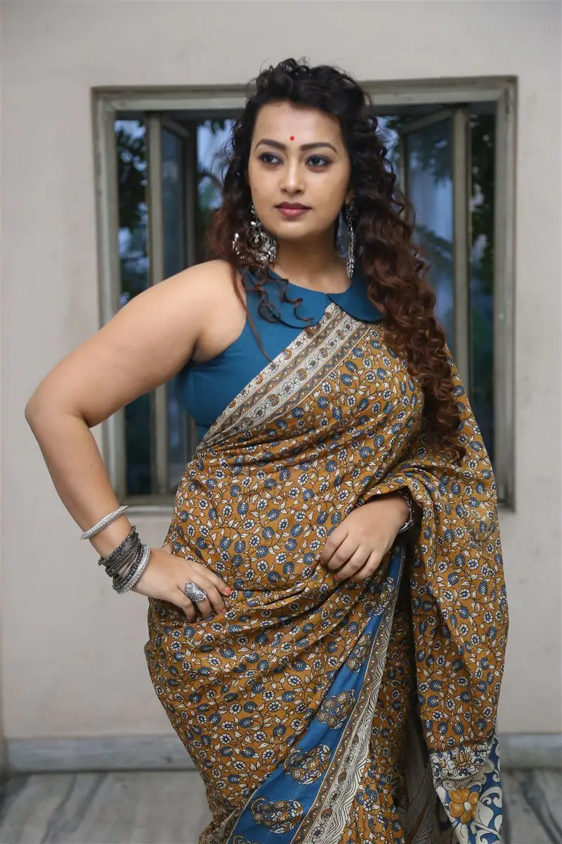 Ester Noronha In Green Saree Blue Sleeveless Blouse